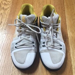 Kyrie 5 Gold/White Colorway